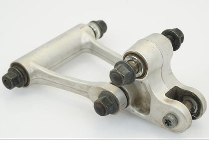 Framsidan på Stötdämparlänkage från en KTM 690 Duke -2012 motorcykel.