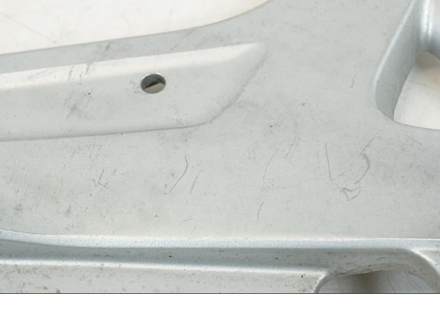 Höger sida på Fotpinnefäste från en Honda ST 1300 -2002 motorcykel.