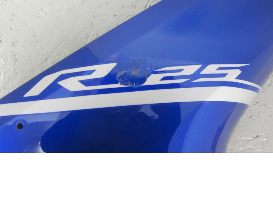 Baksidan på Sidkåpa från en Yamaha YZF-R 125 -2009 motorcykel.