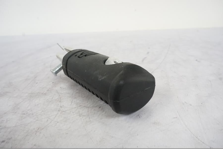 Vänster sida på Fotpinne från en H-D Softail Sport Glide FLSB -2022 motorcykel.