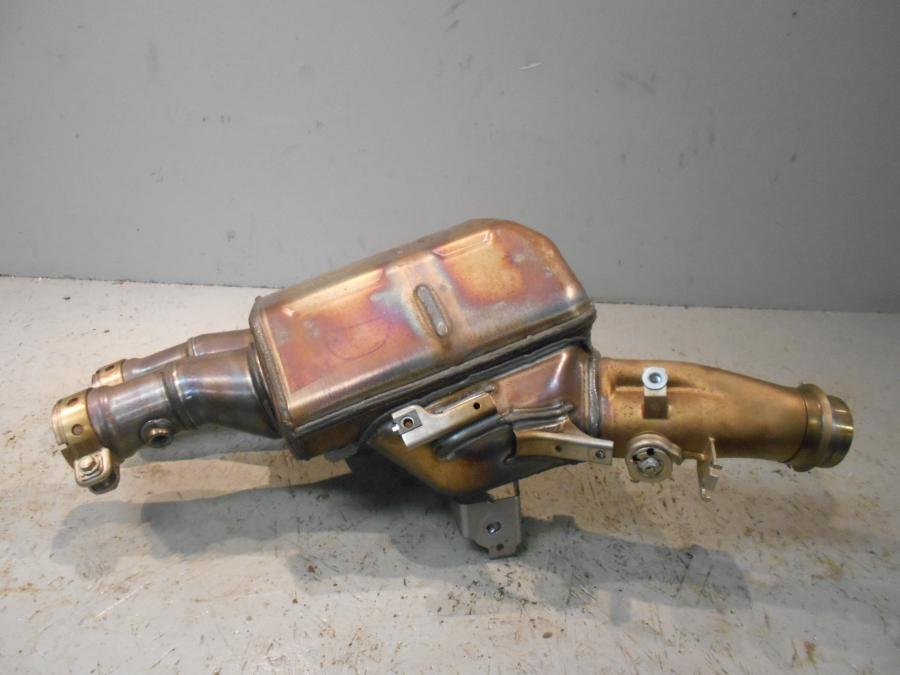 Baksidan på Mellanburk från en Yamaha YZF 1000 R1 -2015 motorcykel.