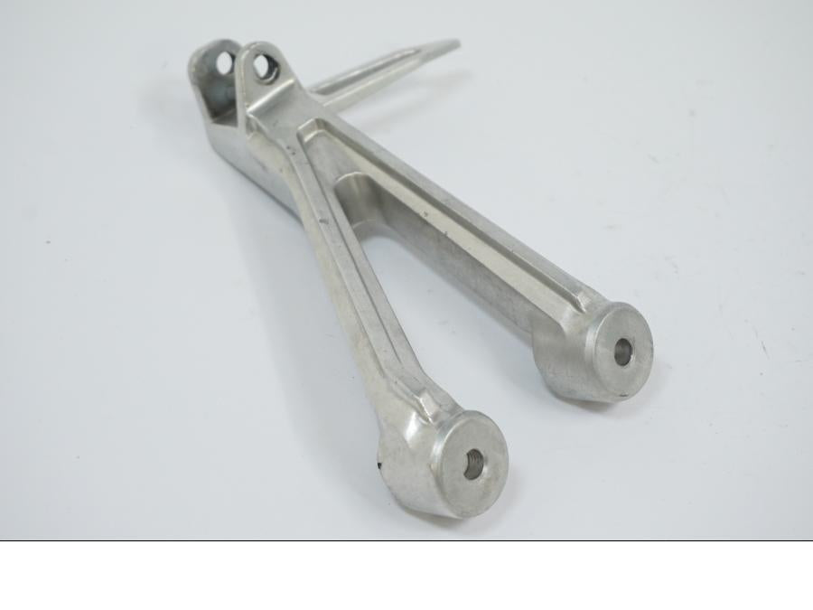 Höger sida på Fotpinnefäste från en Honda CB 650 R -2019 motorcykel.