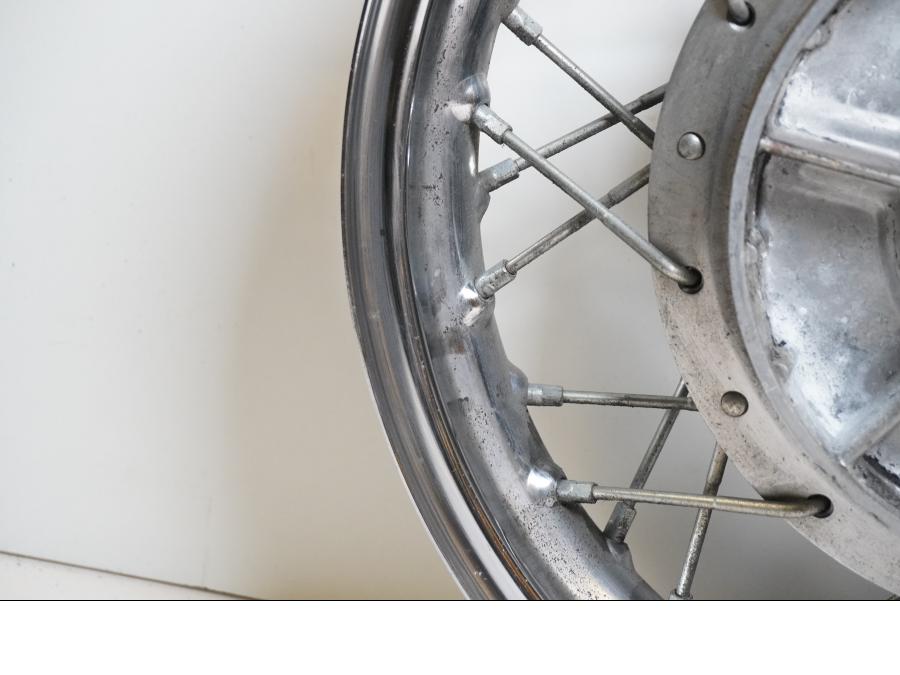 Snett nerifrån på Fälg från en Suzuki LS 650 -1998 motorcykel.