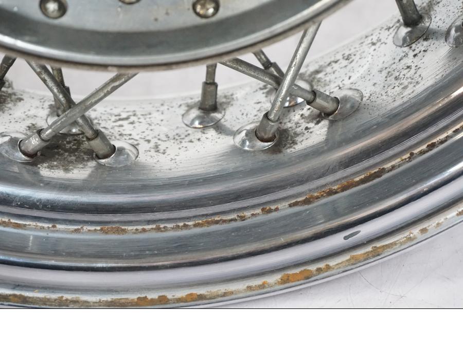 Extrabild1 på Fälg från en Yamaha XVS 1100 -2000 motorcykel.