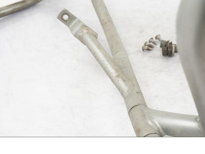 Snett nerifrån på Motorskyddsbåge från en BMW R 1200 GSA -2012 motorcykel.