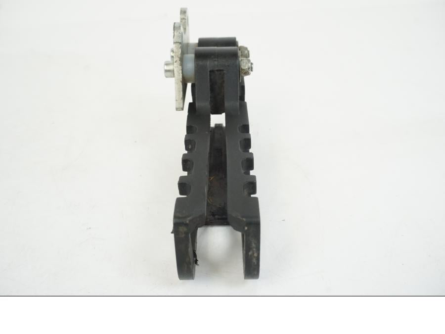 Höger sida på Kedjeguide från en AJP PR7 -2021 motorcykel.