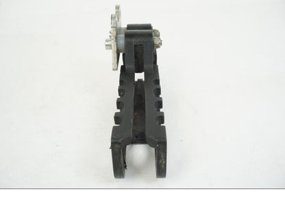 Höger sida på Kedjeguide från en AJP PR7 -2021 motorcykel.