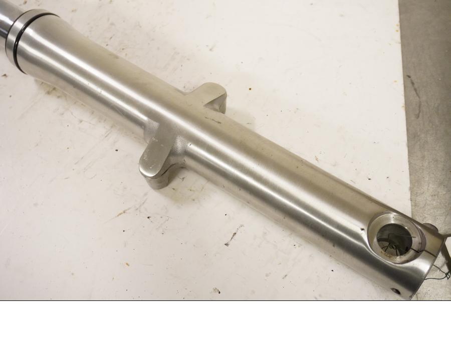 Baksidan på Gaffelben från en Kawasaki VN 900 -2008 motorcykel.