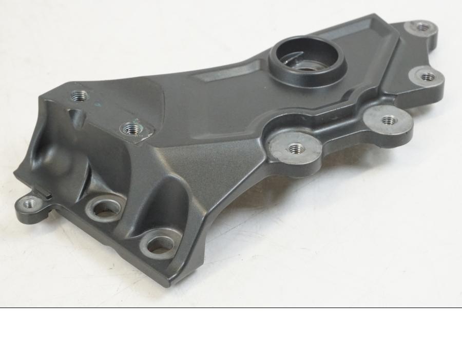 Baksidan på Fotpinnefäste inre från en Yamaha YZF R7 -2022 motorcykel.