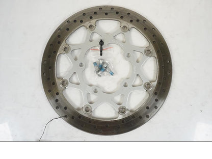 Framsidan på Bromsskiva från en Suzuki VZR 1800 -2009 motorcykel.