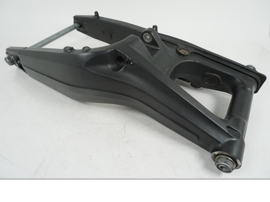 Snett nerifrån på Sving från en Honda CB 650 F Hornet -2017 motorcykel.