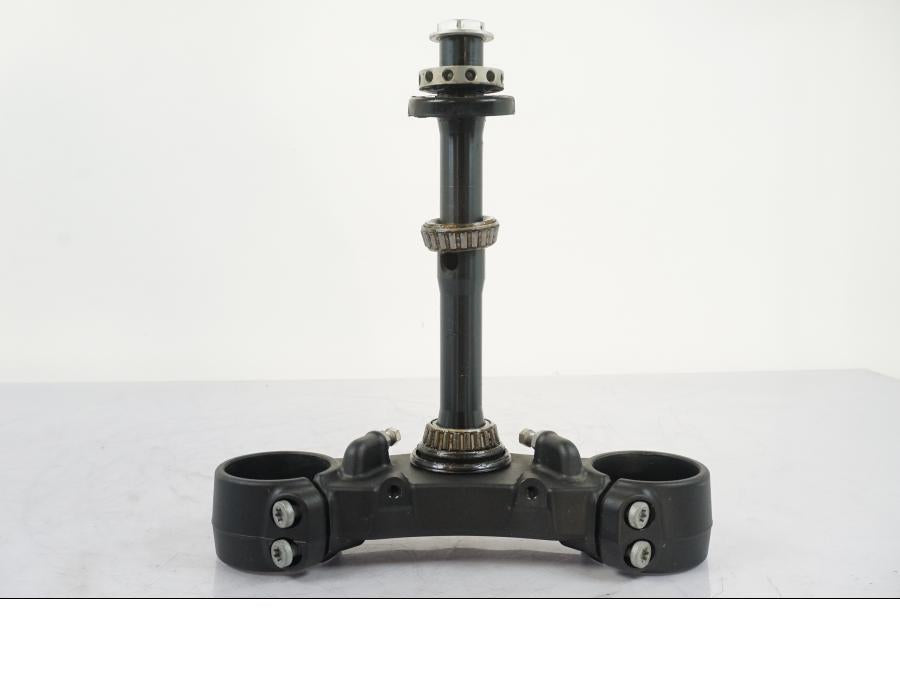 Framsidan på Gaffelkrona från en KTM 1290 Super Duke R -2015 motorcykel.