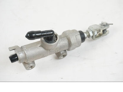 Höger sida på Bromshuvudcylinder från en Suzuki VZR 1800 -2009 motorcykel.