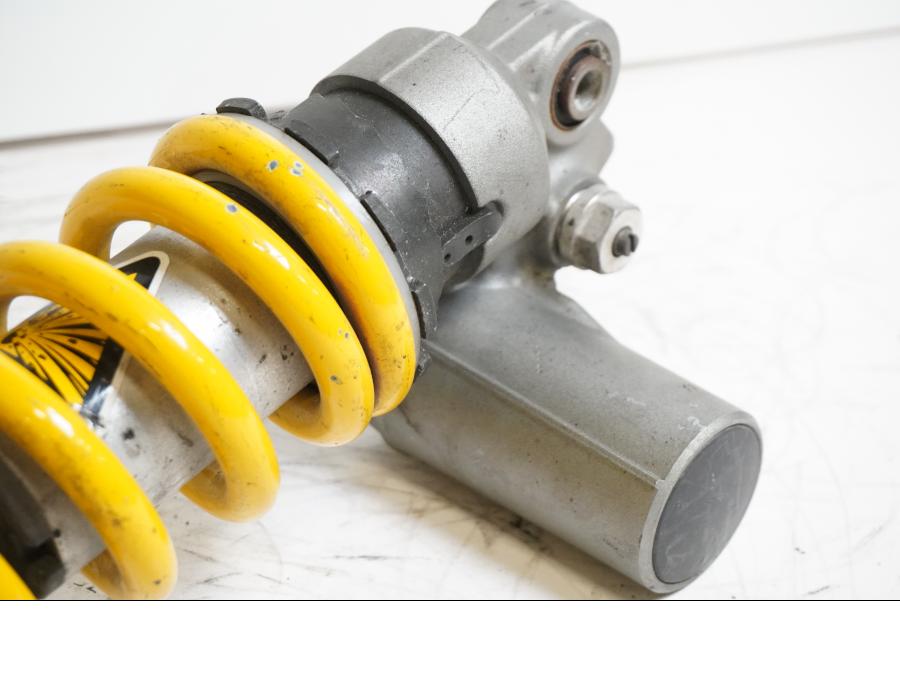 Vänster sida på Stötdämpare från en Yamaha YZF R6 -2000 motorcykel.