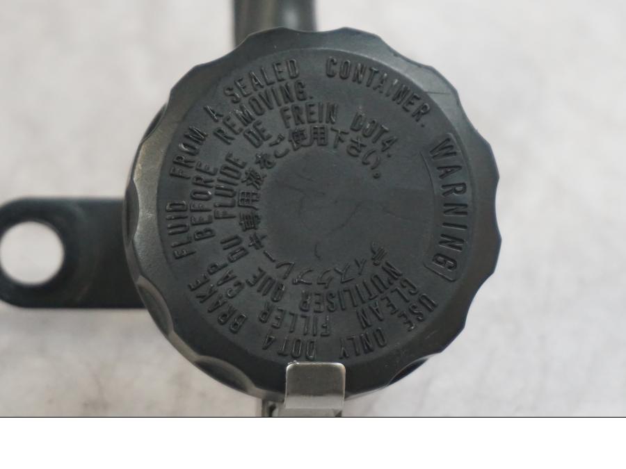 Höger sida på Bromsvätskebehållare från en Triumph Tiger -2009 motorcykel.