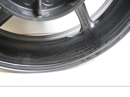 Höger sida på Fälg från en Yamaha FZ-8 -2011 motorcykel.