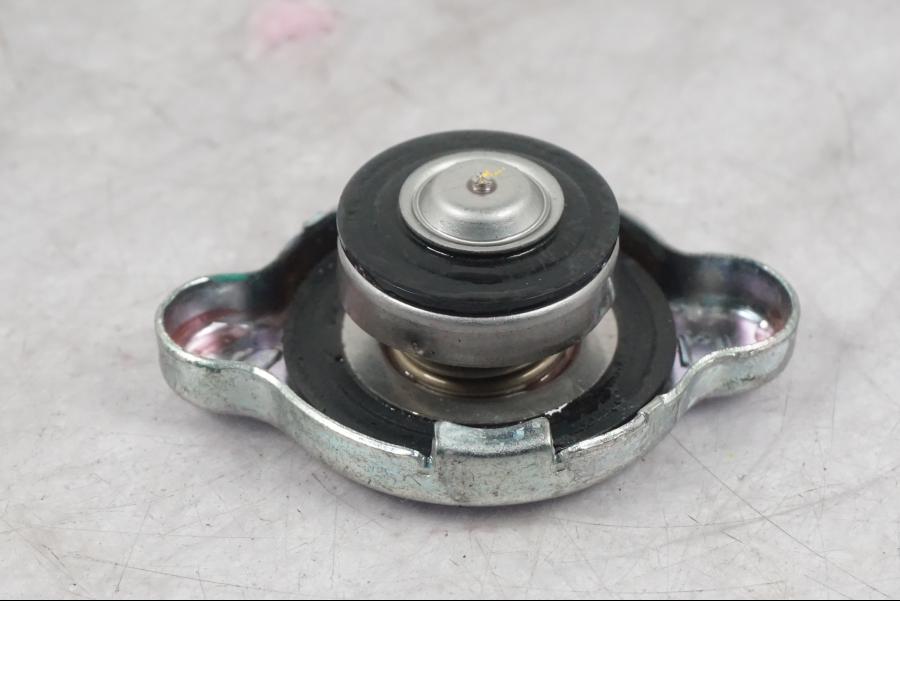 Höger sida på Vattenkyllock från en Ducati Multistrada V4 -2024 motorcykel.