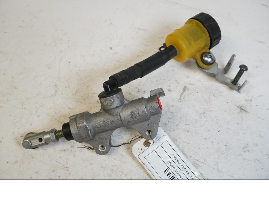 Framsidan på Bromshuvudcylinder från en Yamaha YZF R6 -2006 motorcykel.