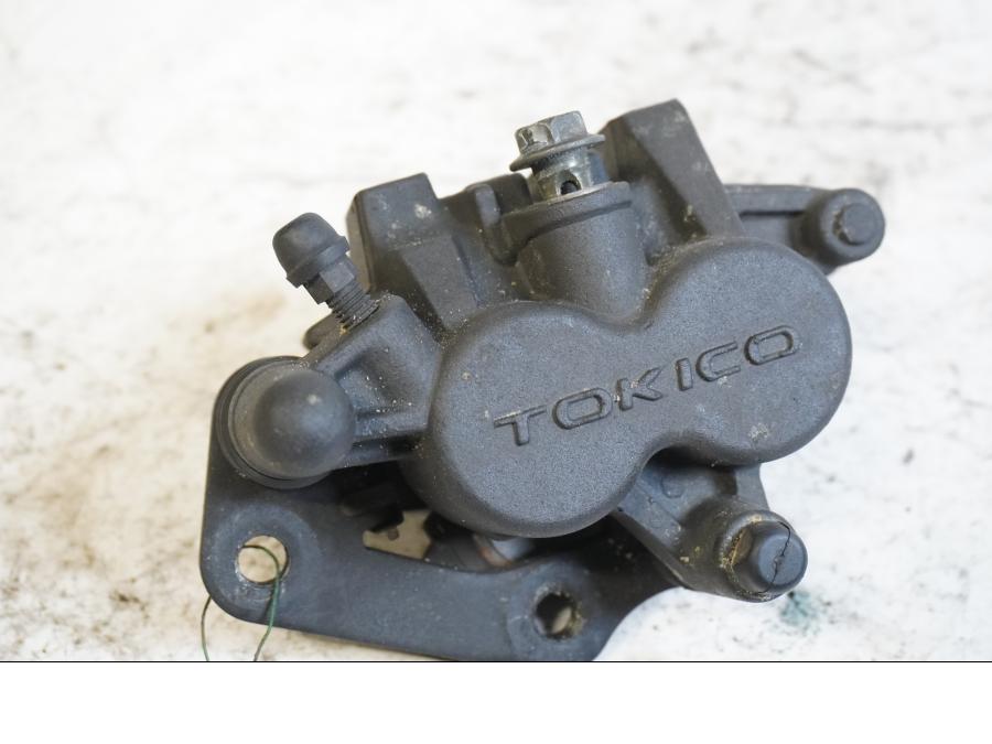 Framsidan på Bromsok från en Suzuki DL 1000 -2004 motorcykel.