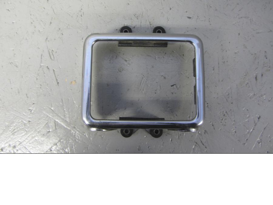 Framsidan på Oljekyldekor från en Suzuki VS 1400 -1996 motorcykel.