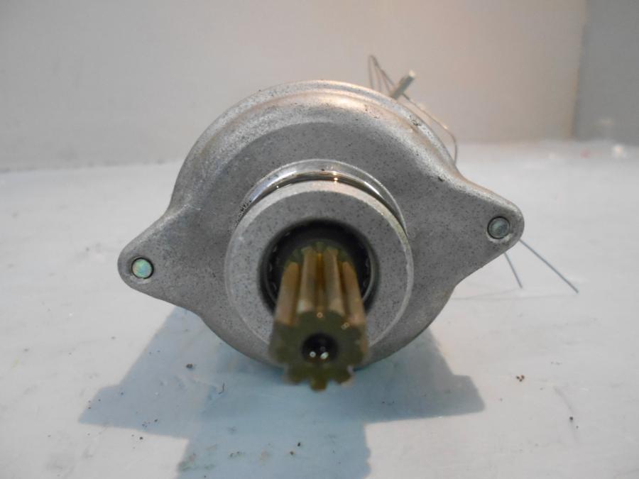 Vänster sida på Startmotor från en BMW S 1000 RR -2010 motorcykel.