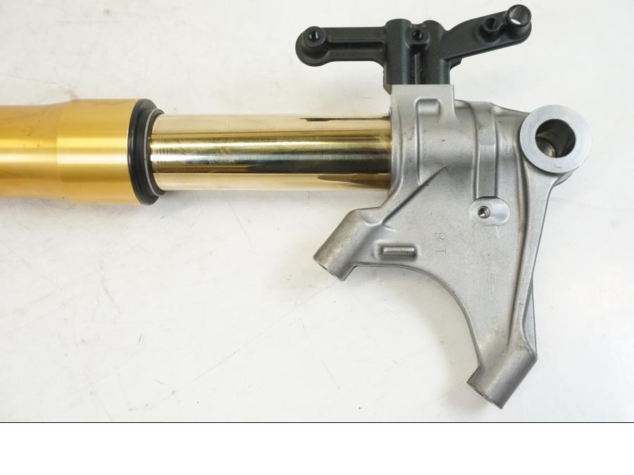 Extrabild5 på Gaffelben Öhlins från en Triumph Speed Triple -2021 motorcykel.