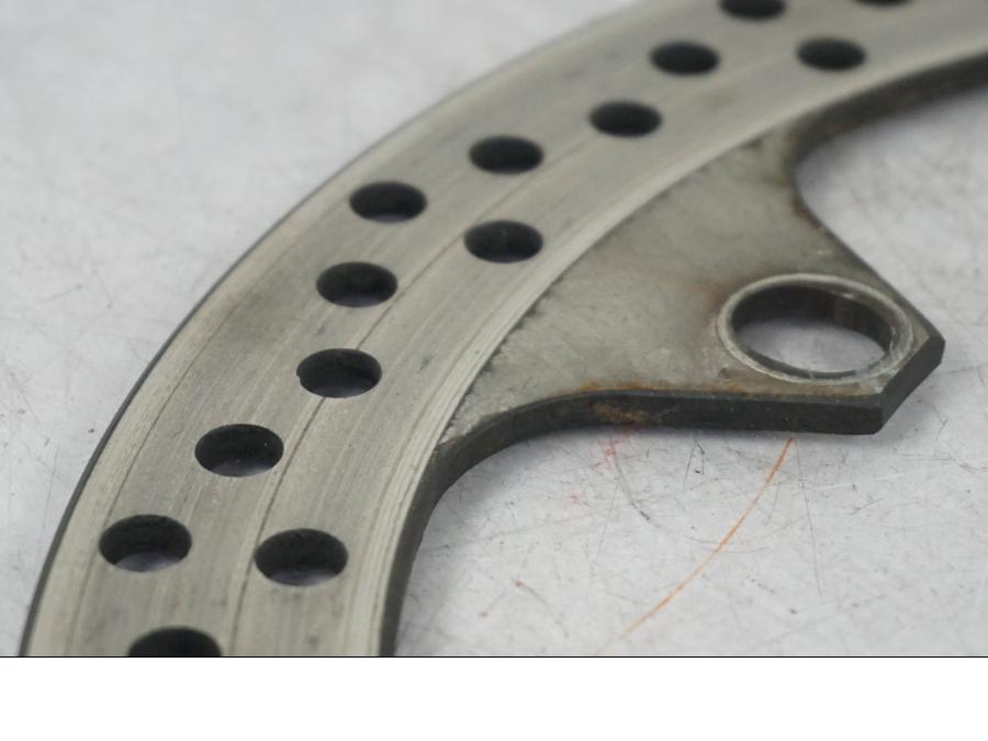 Snett nerifrån på Bromsskiva från en BMW R 1200 R -2007 motorcykel.