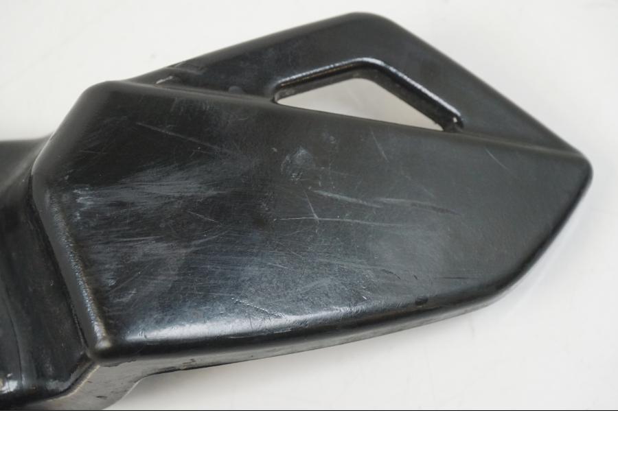 Snett uppifrån på Fotpinnehälskydd från en Aprilia RS 125 -2008 motorcykel.