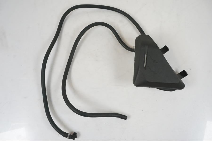 Framsidan på Vattenexpansionskärl från en KTM 1290 Super Duke R -2018 motorcykel.