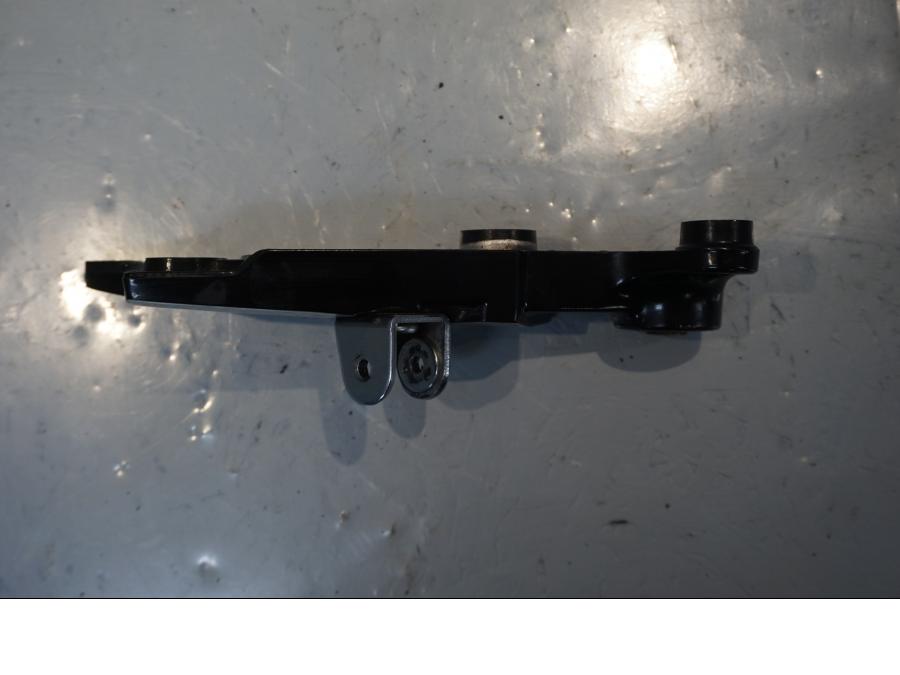 Höger sida på Fotpinnefäste från en Yamaha V-MAX 1200 -2001 motorcykel.