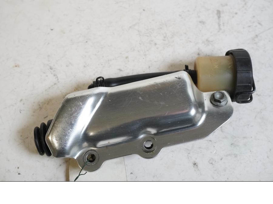 Framsidan på Bromshuvudcylinder från en Aprilia ETV 1000 -2002 motorcykel.