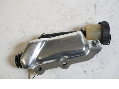 Framsidan på Bromshuvudcylinder från en Aprilia ETV 1000 -2002 motorcykel.