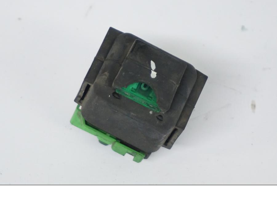 Snett uppifrån på Startrelä från en Honda CB 500 X -2015 motorcykel.