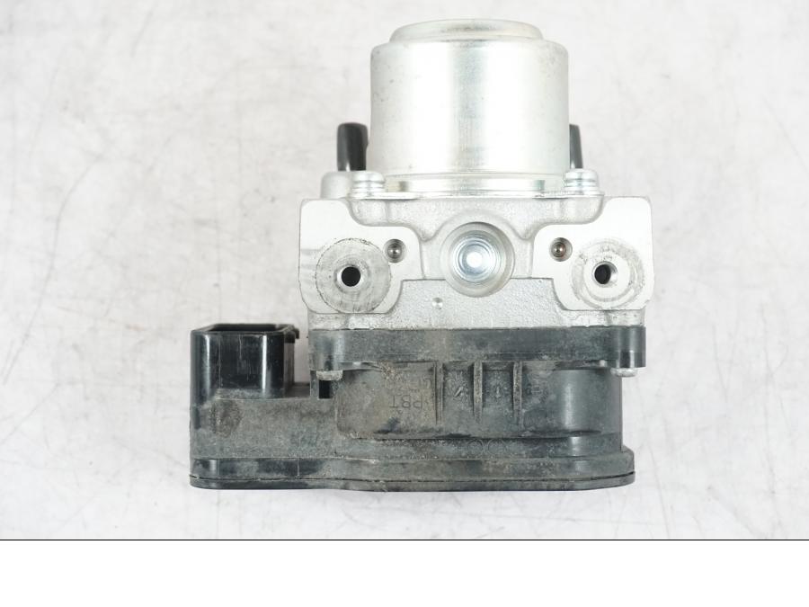 Snett nerifrån på ABS Modulator från en Suzuki GSF 1250 -2010 motorcykel.