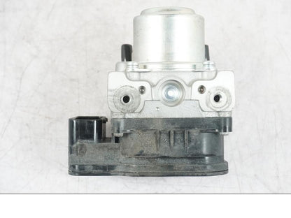 Snett nerifrån på ABS Modulator från en Suzuki GSF 1250 -2010 motorcykel.