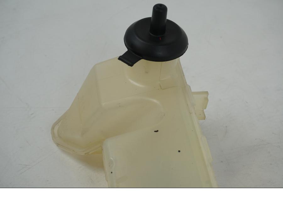 Baksidan på Vattenexpansionskärl från en BMW F 650 CS -2002 motorcykel.