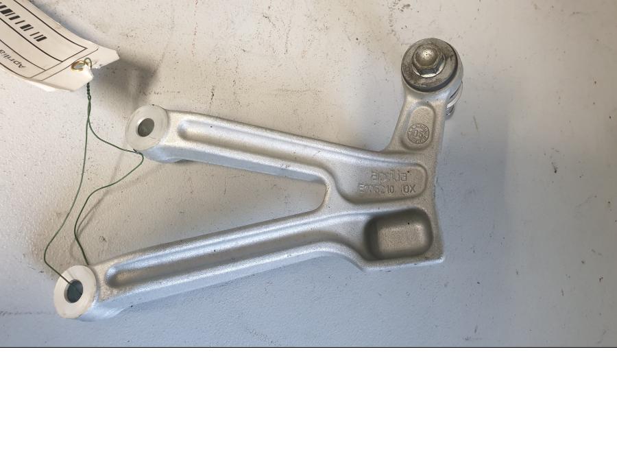 Höger sida på Fotpinnefäste från en Aprilia RSV 1000 R Tuono -2006 motorcykel.