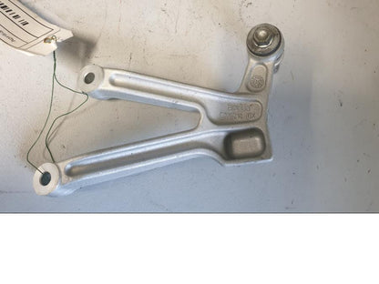 Höger sida på Fotpinnefäste från en Aprilia RSV 1000 R Tuono -2006 motorcykel.