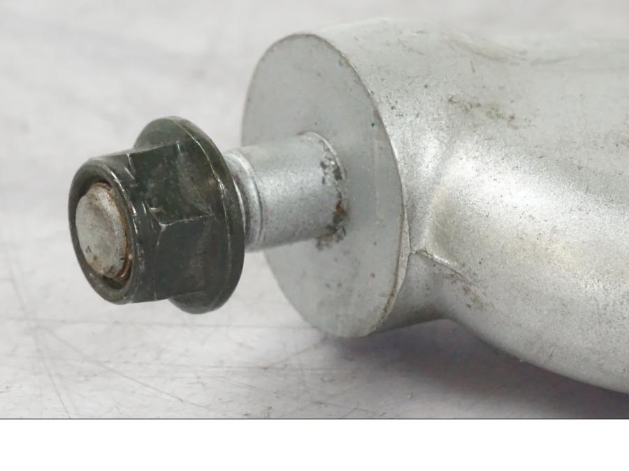 Extrabild2 på <p>Styrfäste från Yamaha FZ-S 600 1998.</p>

<p>1st. Ytliga repor finns se bilder.</p> motorcykel.