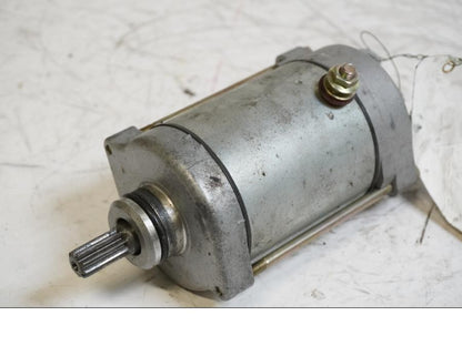 Framsidan på Startmotor från en Honda CBR 900 RR -1997 motorcykel.