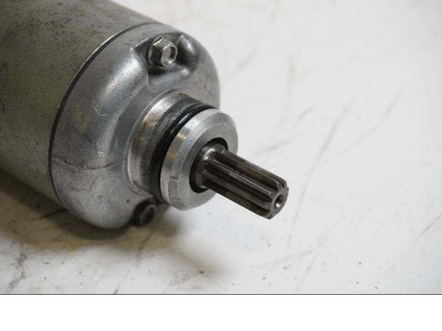 Baksidan på Startmotor från en Honda CBR 900 RR -2002 motorcykel.