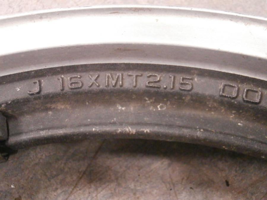 Höger sida på Fälg från en Suzuki GSX 400 -1983 motorcykel.