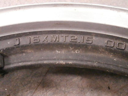 Höger sida på Fälg från en Suzuki GSX 400 -1983 motorcykel.