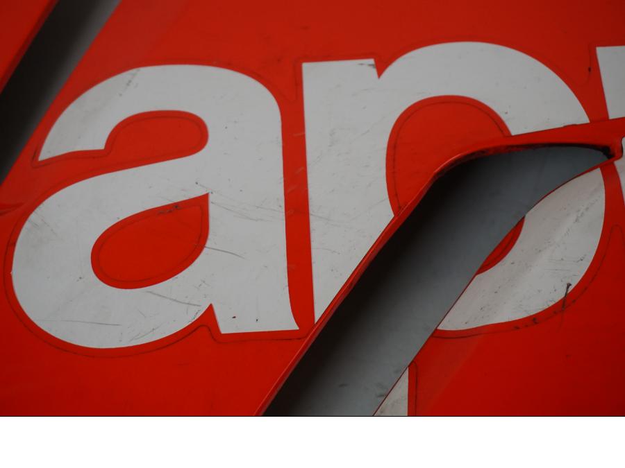 Vänster sida på <p>Magkåpa vänster från Aprilia RSV 1000 R Factory 2008.</p>

<p>Repor, slitage av lack se bilder.</p> motorcykel.