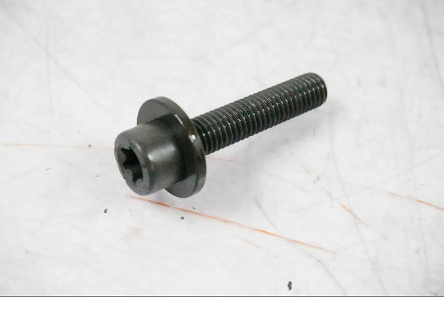 Baksidan på Generator från en BMW K 1200 S -2005 motorcykel.