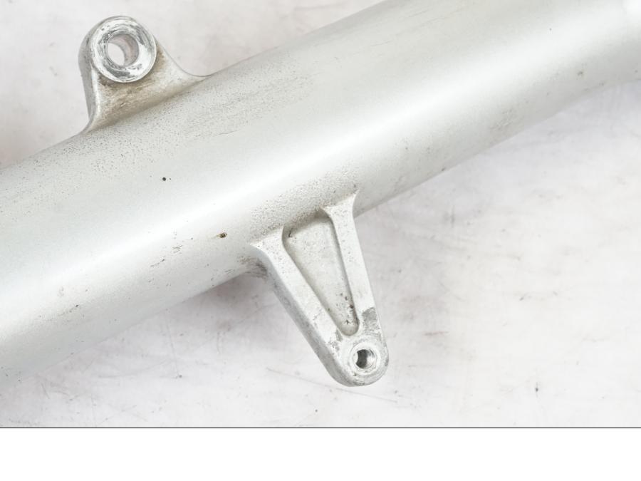 Vänster sida på Gaffelben från en Honda NT 650 V -2002 motorcykel.