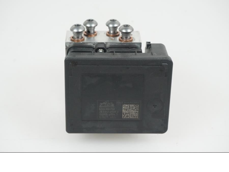 Höger sida på ABS Modulator från en BMW R 1250 GS -2023 motorcykel.