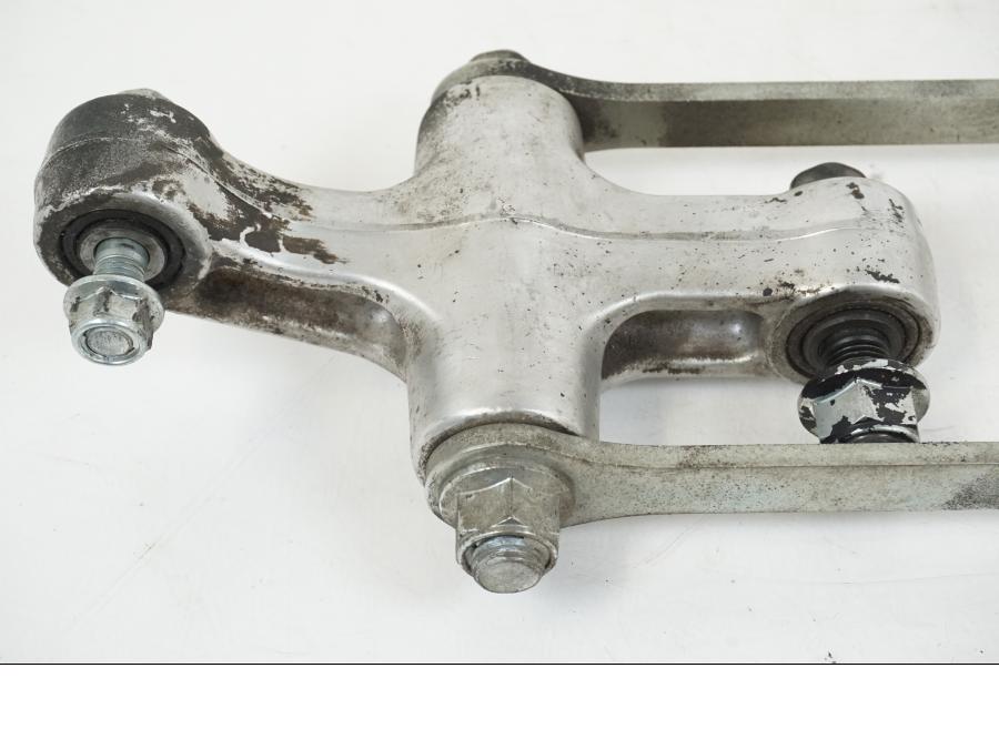 Snett uppifrån på Stötdämparlänkage från en Suzuki GSX 600 F -1998 motorcykel.