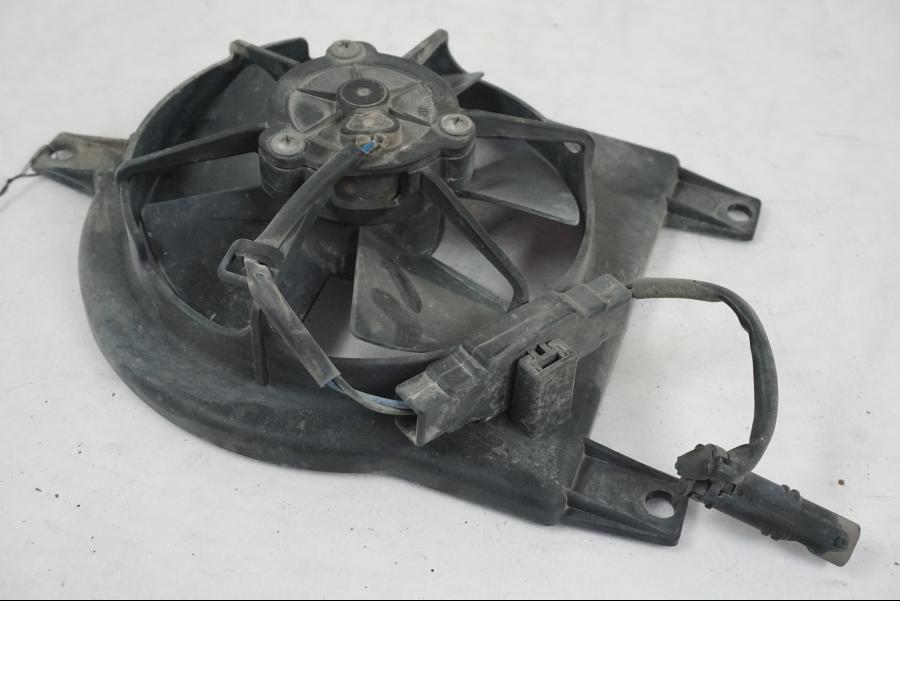 Snett nerifrån på Vattenkylfläkt från en BMW F 800 GS -2008 motorcykel.