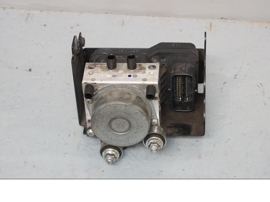 Framsidan på ABS Modulator från en Yamaha XJ 6 -2011 motorcykel.